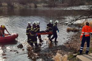 Zranil se a skončil ve člunu hasičů. Záchrana muže na jezu Soukeník