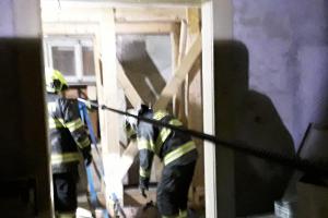 Hasiči v Olomouci zajišťovali domy po destrukci části stěny neobydleného objektu