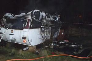 V hořícím odstaveném karavanu našli hasiči tělo muže