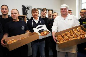 Majitelé pražské pekárny Kabát poděkovali hasičům za uchráněný majetek 