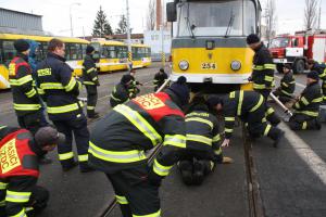 Během ledna a února se plzeňští hasiči zúčastní výcviku v tramvajovém depu