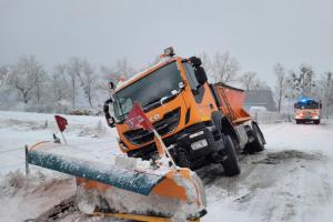 Hasiči v Pusté Polomi vytahovali z příkopu sypač