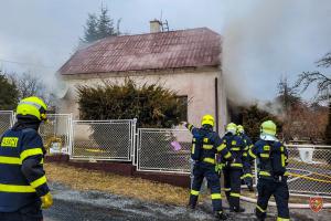 V rodinném domě v Horních Životicích začalo hořet od svíčky (VIDEO)