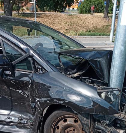 Po nehodě jedno z aut zůstalo napíchnuté na stožáru veřejného osvětlení