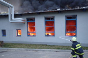Požár dílny na Opavsku se škodou 15 milionů korun zničil 4 traktory