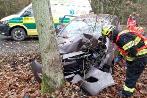 Poslední jízda. Řidič osobáku zemřel u obce Kladruby nad Labem