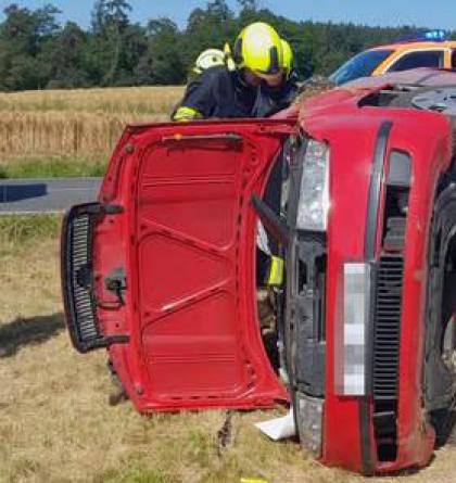 V obci Břežany skončilo auto po nehodě na boku