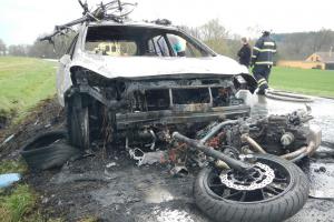 U Nové Bystřice začaly motorka i osobní auto po srážce hořet