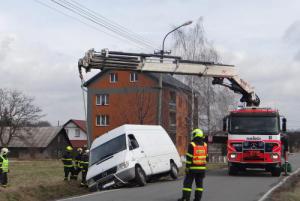 Snad moc nezteplalo. Bizon vyprošťoval dodávku s pivem z příkopu