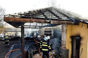 Spálíme uschlé, staré roští? Proč ne... a pak shořel i holubník