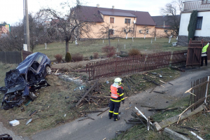 Tomu se říká, nadělat paseku. Senior autem zlikvidoval plot a pak sám sebe