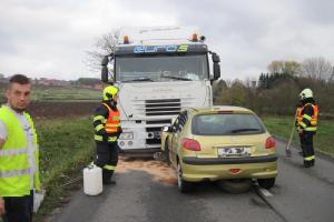 Náklaďák s osobákem v sobě a na silnici pak hodně nepořádku