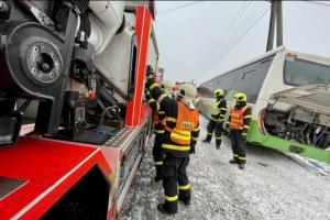 Hasiči vyprošťovali u Frýdku-Místku autobus, cestující vyvázli bez zranění