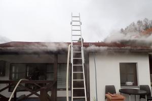 Požár chaty v Rovensku pod Troskami. Zaútočila na něj Cobra