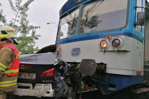 Tragický střet osobního automobilu s vlakem. Jeden člověk nepřežil