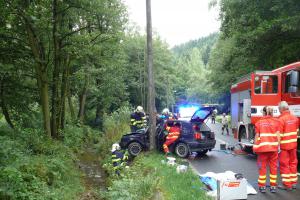 Rychlost, spěch a pak náraz do sloupu. U Hradiště havarovalo osobní auto