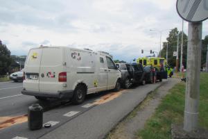 Nehoda pěti vozidel ve Zlíně. Zraněni dva dospělí a dvě děti