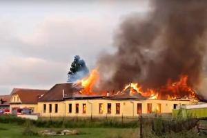 Požár výrobní haly na Příbramsku, hasiči uchránili přilehlý zámek