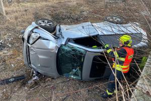 Na přejezdu v Nejdku se srazilo osobní auto s vlakem