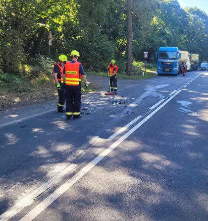 Při nehodě dvou osobních aut byli zraněni tři lidé