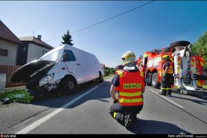 Řidič ve Vratimově převrátil dodávku na bok a sobě trochu život