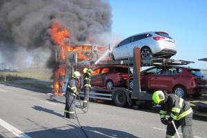 Démon ohně číhal v motoru. Požár pak zničil tahač a tři osobní automobily