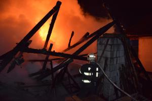 Nejdříve po kolena v bahně a potom mráz. Plameny stodolu i tak spolykaly