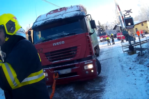 Sníh, mráz a problémy. Kamion uvízl na železničním přejezdu