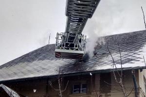 Požár střechy rodinného domu v Prackovicích nad Labem