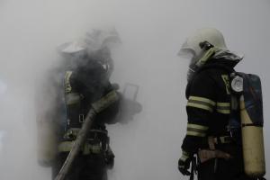 Lovosická skladovací hala v plamenech, hasiči v hustém kouři