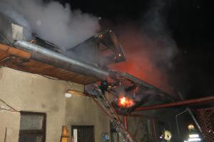 Probuzení do Štědrého dne: Hořela střecha hospodářské budovy v Krakořicích