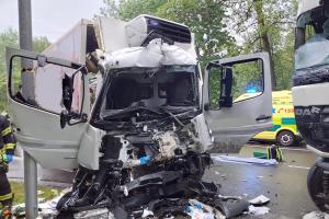 U odbočky z Pardubic na Svítkov došlo k čelnímu střetu dvou náklaďáků