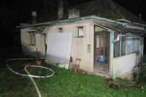 Požár v rodinném domě útočil na tlakové plynové láhve. Prohrál.