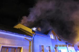 Trám v komíně je časovaná bomba. Hořel a zapálil i střechu