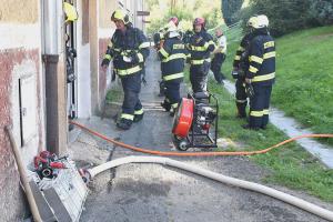 Do jednoho všichni ven! Požár sklepa v Oloví vyhnal z domu 40 lidí