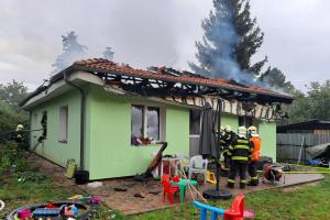 Požár zcela zničil nový rodinný dům v Měšicích. Škoda za miliony