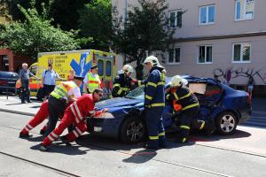 Nehodu tramvaje a osobního auta v Praze 10 likvidovaly dvě jednotky hasičů