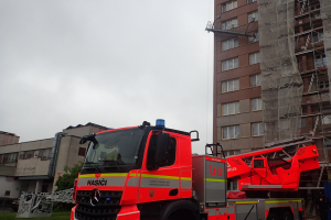 Ostravští hasiči zachraňovali čtyři dělníky z nakloněné stavební lávky