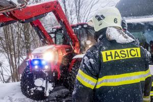 Hříčky aprílového počasí. Hasiči vyprošťovali dva sypače na Opavsku