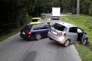 Kamion potřeboval víc místa. U Byňova se srazil se dvěma osobáky