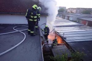 Požár areálu v Kroměříži. Komplikace pro hasiče v úzkých uličkách