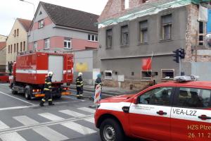 V Domažlicích unikal plyn z porušené přípojky. Hasiči zápasili se šoupětem