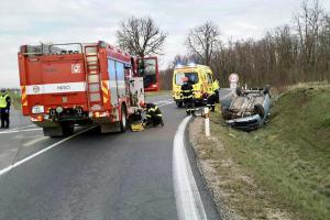 Řidiče z havarovaného vozidla hasiči vyprostili přes zadní dveře