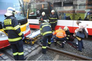 Ženu v Praze srazila tramvaj, hasiči pomáhali záchranářům