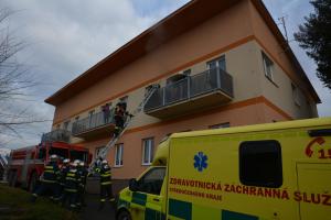 Hra dětiček s otevřeným ohněm, pak hasiči a záchrana pěti osob