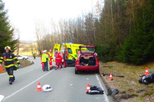 Motorkáři už o sobě dali vědět. Osobní vůz se střetl s motocyklem (VIDEO)