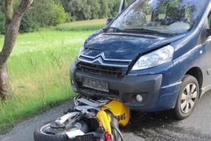 Motorka skončila zaklíněná pod osobním vozidlem, její řidič přežil