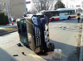 Hasiči vyprošťovali řidiče dvou mercedesů v Ludgeřovicích, čtyři zraněné osoby