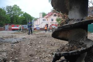 Požár elektrického vodiče v zemi způsobilo narušení stavebním vrtákem