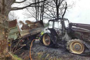 Plameny ve Ctětíně zničily nejen traktor, ale i vozovku